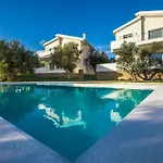 Abelia Luxurious פיניקונטה