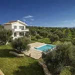 Abelia Luxurious