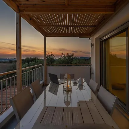 Abelia Luxurious Appartement Finikounta