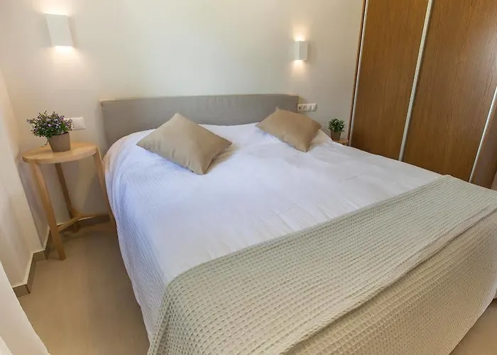 Abelia Luxurious Finikounta