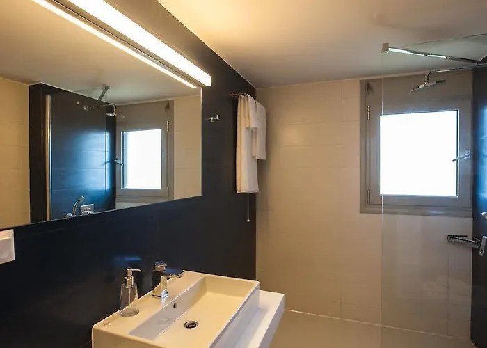 Abelia Luxurious Finikounta